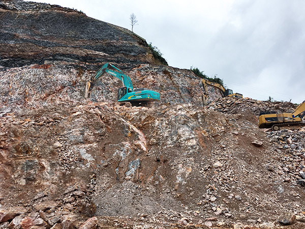 看石場風云如何演繹？山河智能礦山戰(zhàn)神SWE470E大型挖掘機一錘定音！