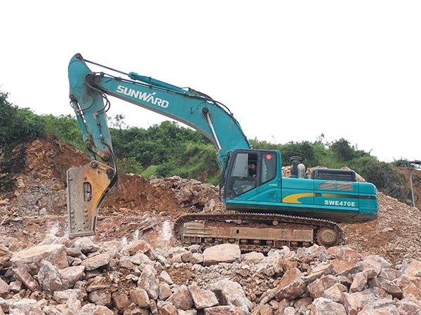 看石場風云如何演繹？山河智能礦山戰(zhàn)神SWE470E大型挖掘機一錘定音！