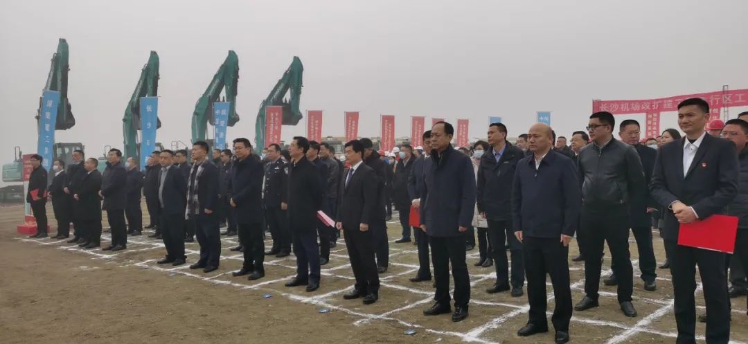 “山河綠”精彩亮相！山河智能裝備全面助力長(zhǎng)沙機(jī)場(chǎng)改擴(kuò)建項(xiàng)目