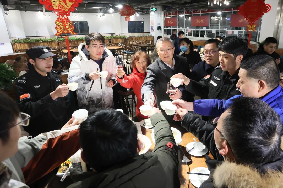 山河智能董事長何清華與留廠員工一起過大年！