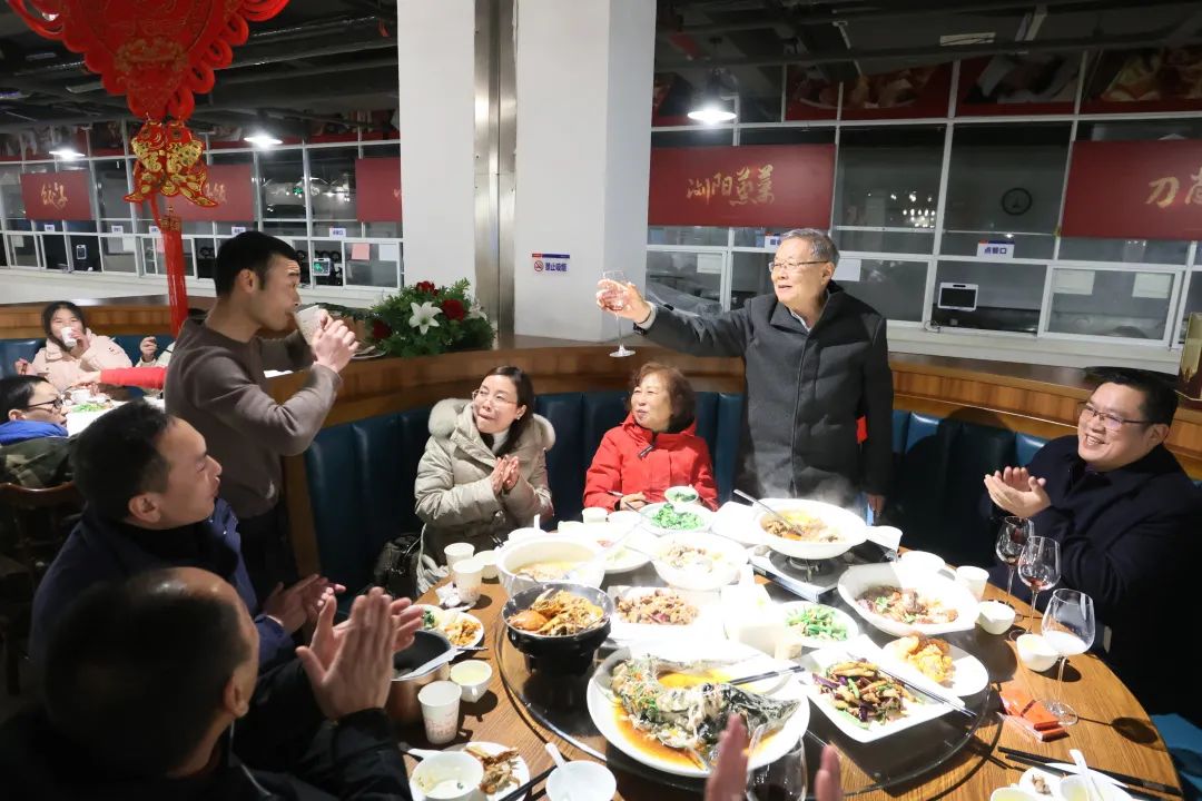 山河智能董事長何清華與留廠員工一起過大年！