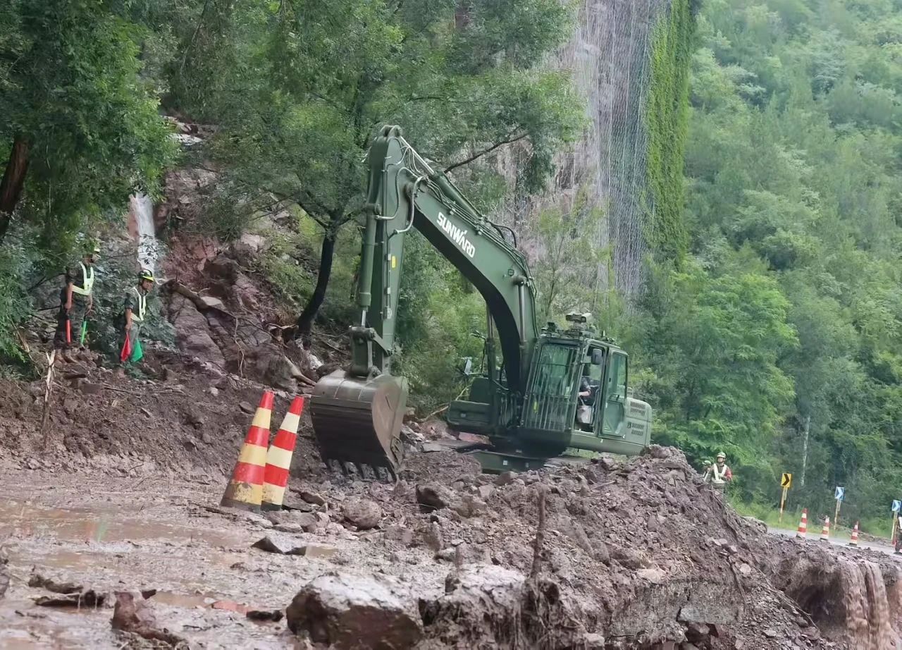 關注！山河智能應急救援裝備助力武警沖鋒北京暴雨搶險救災一線！