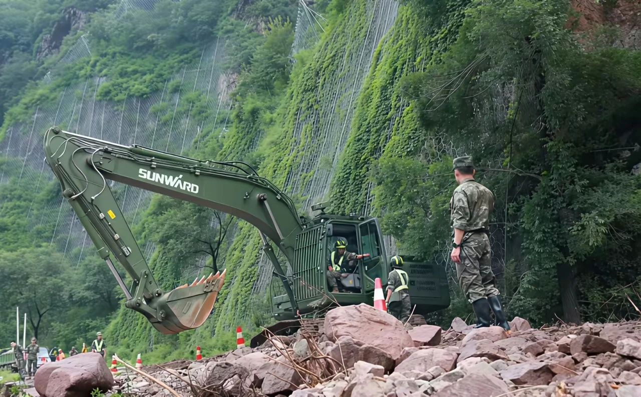 關注！山河智能應急救援裝備助力武警沖鋒北京暴雨搶險救災一線！